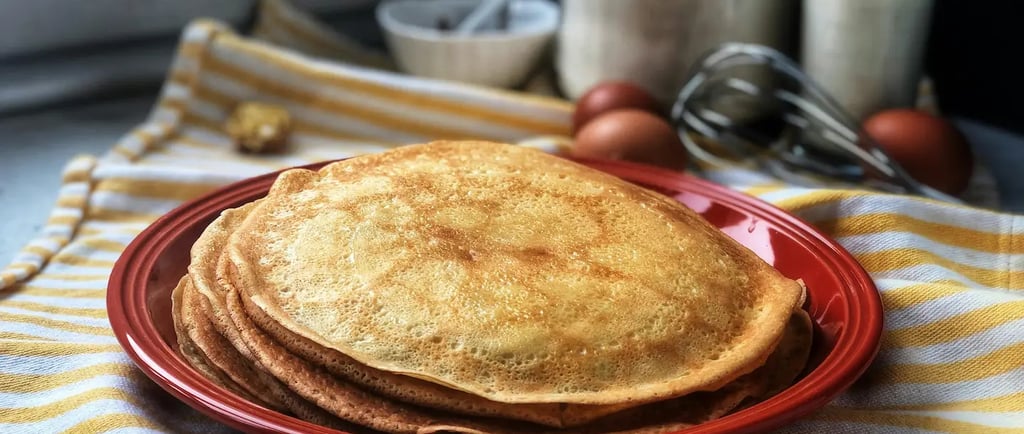 Des crêpes dans une assiette rouge