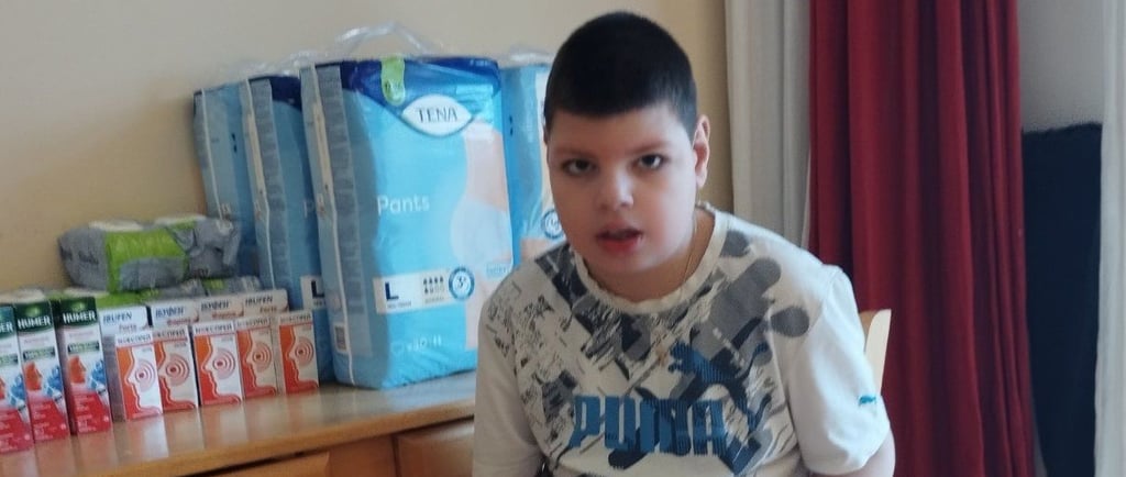 хлопчик сидить на стільці з вологими серветками