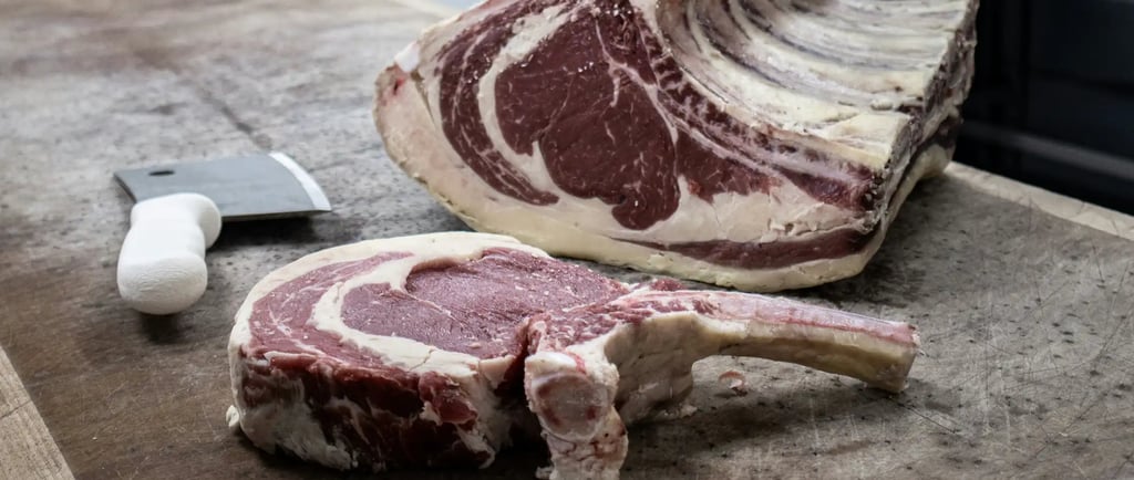 Un côte de bœuf sur un billot