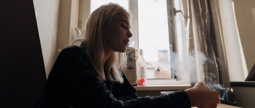 Fumée de cigarette électronique polluant l’air intérieur d’un logement à Toulouse