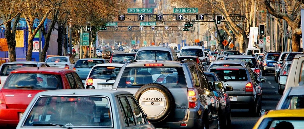 Vehículos transitando por Santiago - Grabado de patente - Gravat