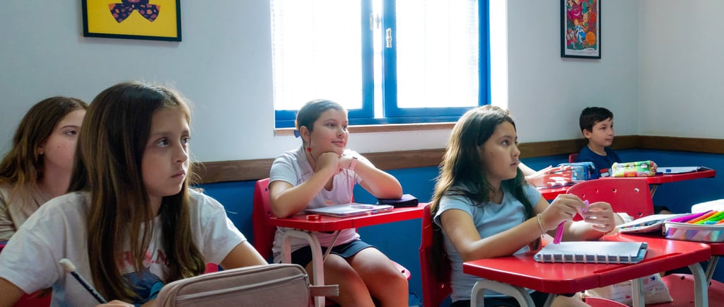 Inglês cedo = sucesso escolar! Saiba por que crianças bilíngues aprendem outras matérias