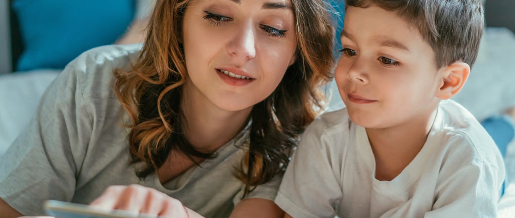Enfant en bas âge découvrant son premier livre personnalisé avec ses parents