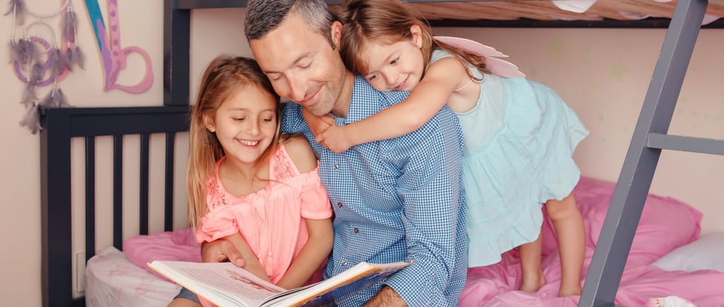 Parent lisant un livre personnalisé avec son enfant à la maison
