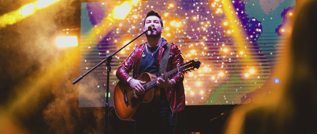 Fotógrafo profesional de eventos en Quito, Ecuador. Concierto CUMBAFEST concierto Daniel Páez luces amarillas en espectáculo