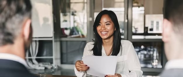 Une femme chinoise souriante qui réussi son entretien d'embauche