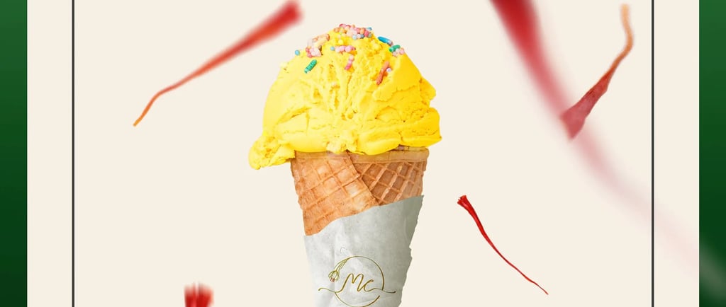 Gelato de açafrão feito com açafrão puro da MA Saffron, com coloração dourada vibrante e textura cremosa, decorado com pistac