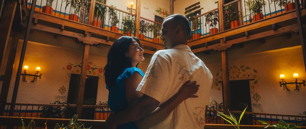 Fotografía turística profesional en Quito, retrato romántico en hotel de la ronda de Quito
