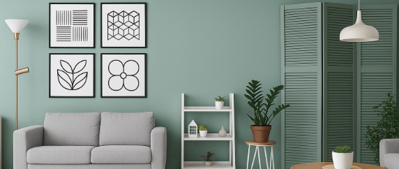 Sala com parede verde sálvia, sofá cinza e móveis trocados de posição.