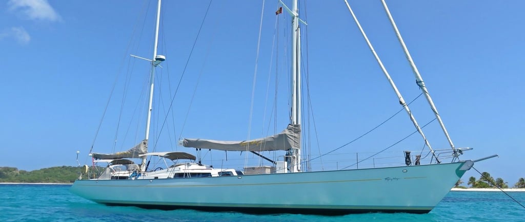 un velero anclado en el mar del caribe 