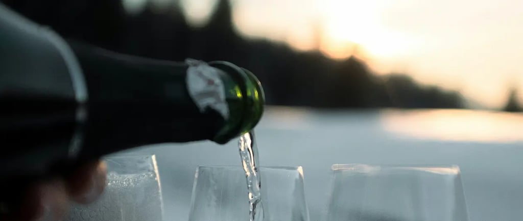 Service d'un verre de champage dans la neige