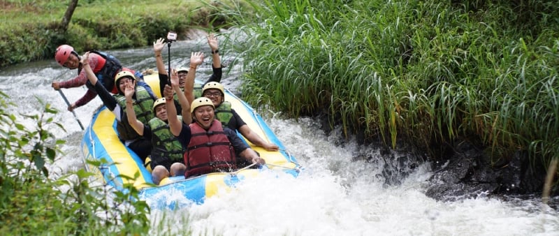 peserta-gathering-kantor-menikmati-paket-rafting-pangalengan-adrenalin
