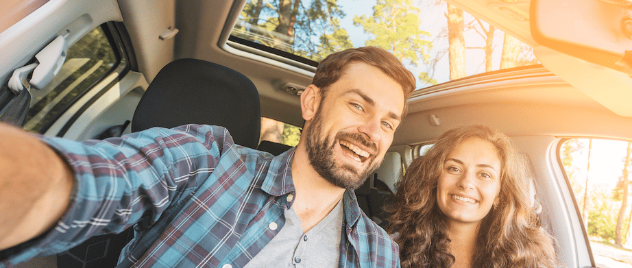 Pareja selfie automóvil