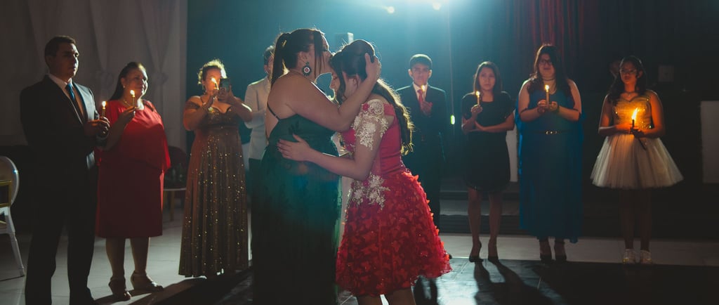 Baile de madre con su hija quinceañera en Quito, Ecuador, colores azul y naranja