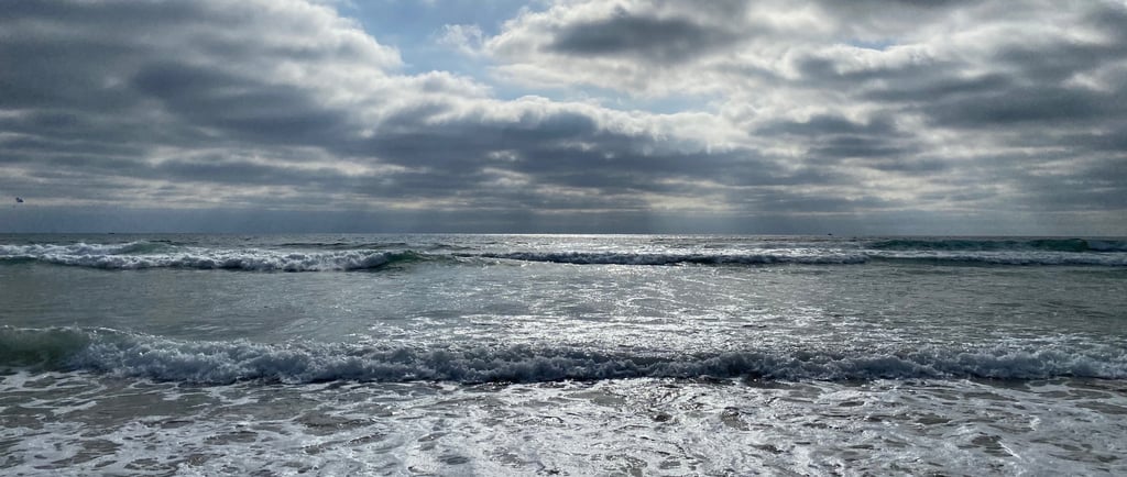 a beautiful photo of the ocean meeting the sky