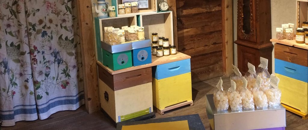 interno negozio di Chianale con caramelle, polline