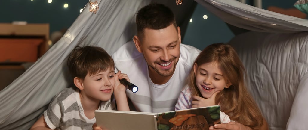 Enfant lisant son livre préféré encore et encore avec plaisir