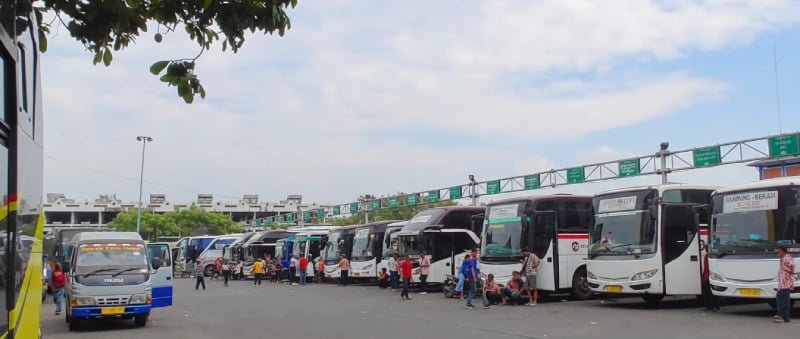 suasana terminal bus transportasi ke pangalengan dari jakarta