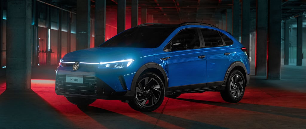 vw nivus 2025 na cor azul com os faróis acesos e retroiluminado por uma luz avermelhadem uma garagem