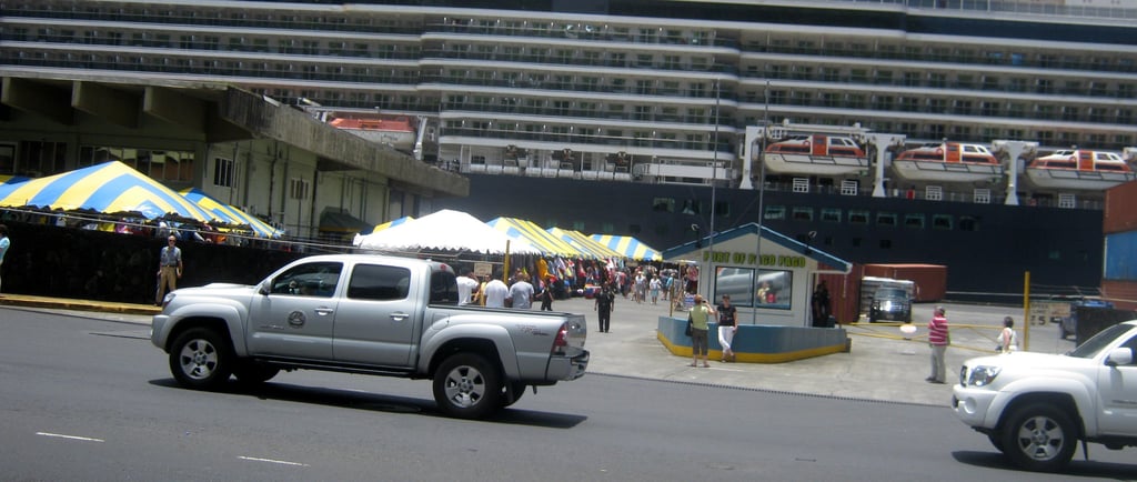 foto do navio ancorado em pago pago vista do porto