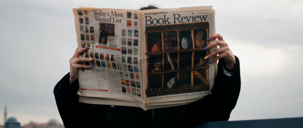 Especialista de Glamour Beauty Salon en Móstoles aplicando técnica de manicura segura