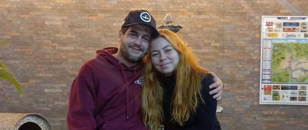 casal sentado com expressão triste