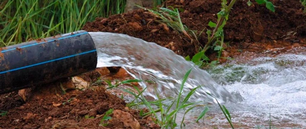 Filtro de sedimentos instalado en una vivienda rural con agua de pozo
