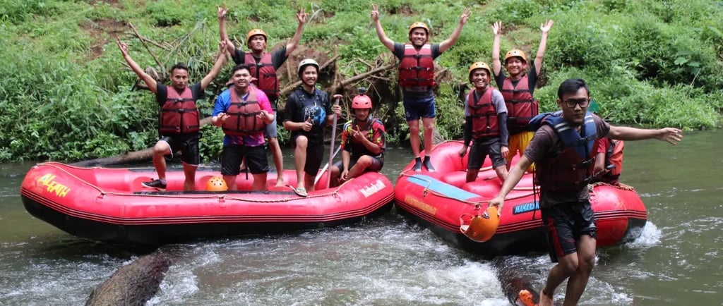 Peserta rafting Pangalengan menikmati petualangan seru di sungai dengan perahu karet dan tantangan menyeberangi batang kayu