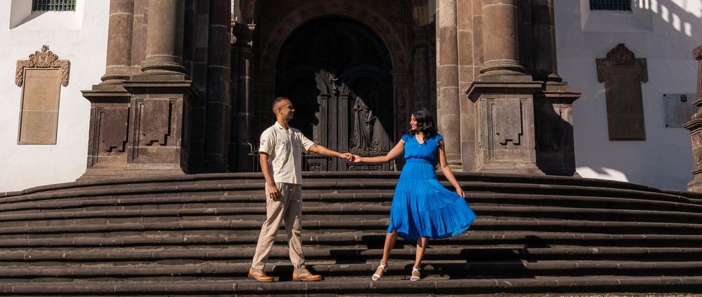Fotografía turística profesional en Quito, retrato romántico tomados de la mano en catedral en centro histórico