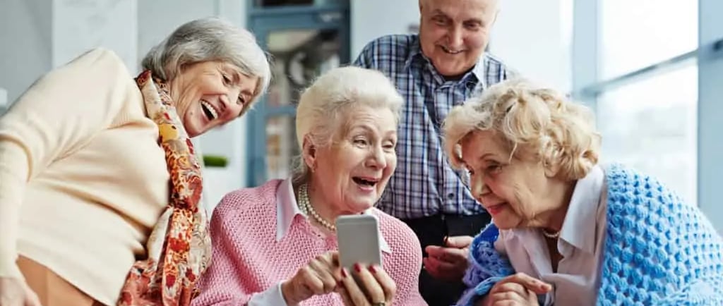 Ancianos charlando y riendo