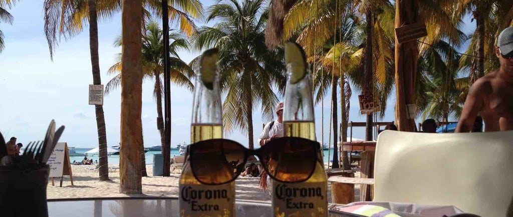 isla mujeres beach bar with drinks
