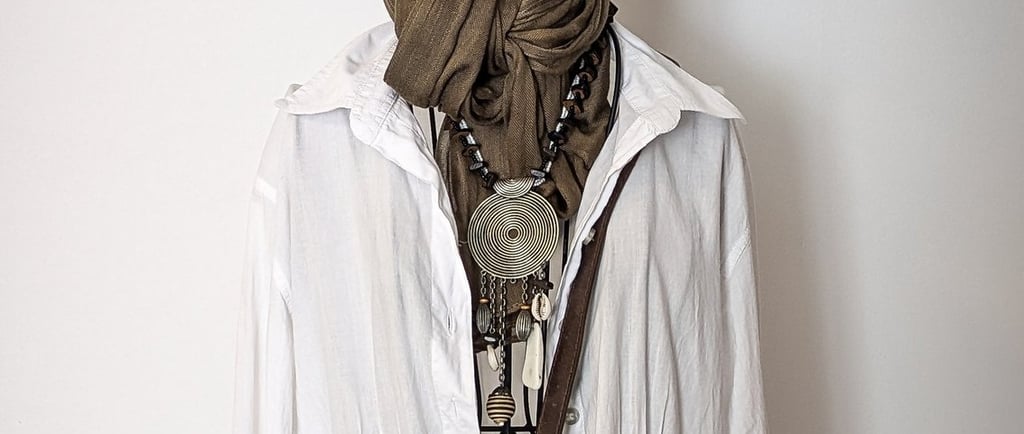 Chemise, foulard et collier présentés sur un mannequin