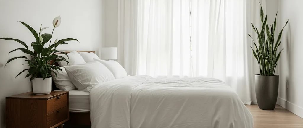 Dormitorio decorado con plantas purificadoras de aire como la Sansevieria y el Lirio de la Paz