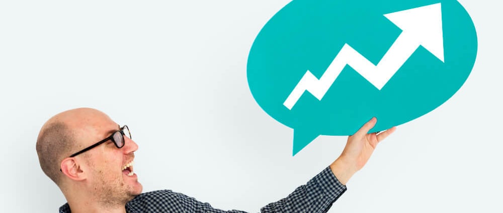 Profesional mostrando crecimiento digital, concepto de marketing digital en Sabadell