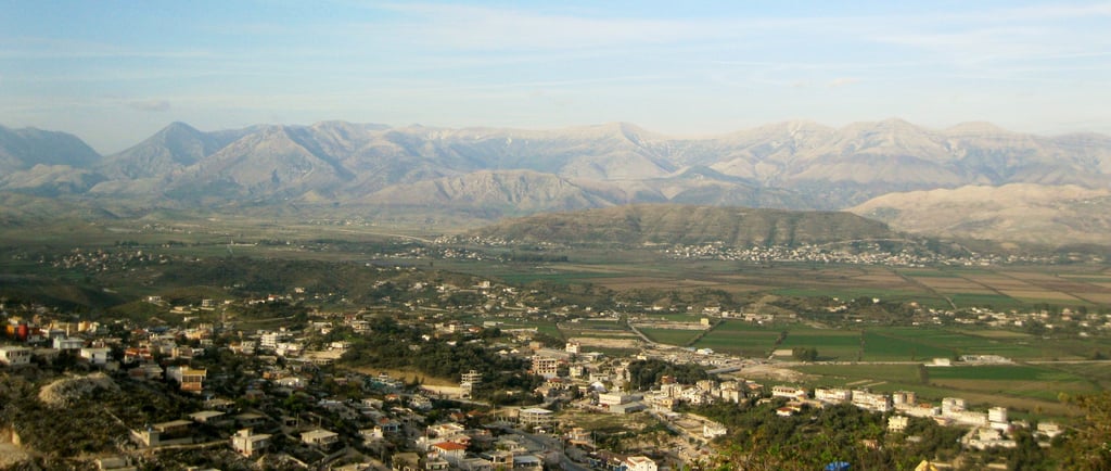 Vista panorâmica de Sarandë, Albânia, a partir das montanhas próximas.
