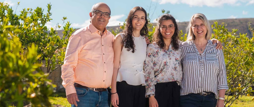 Sesión de fotos de retratos familiares en Quito, familia feliz en su casa