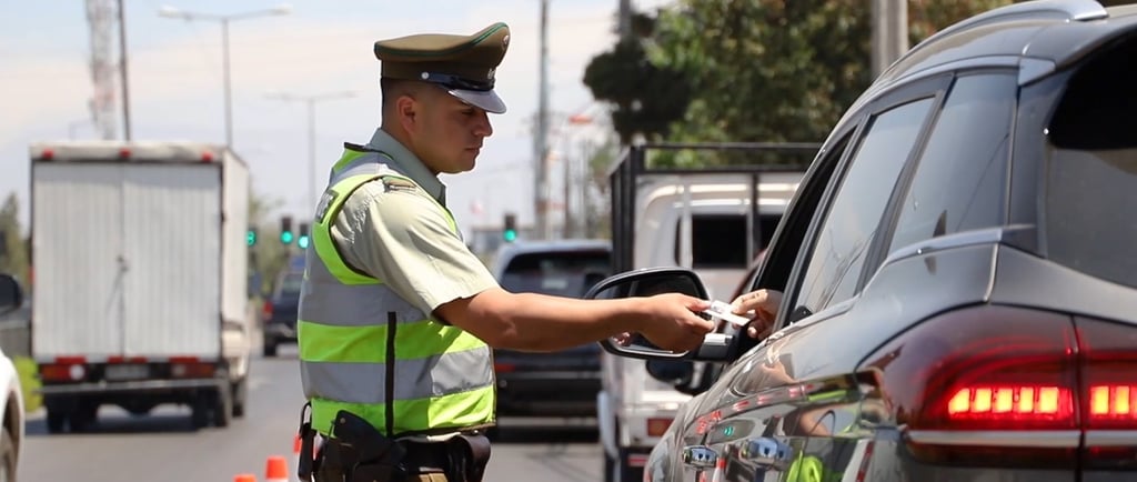 Carabinero fiscalizando grabado de patente
