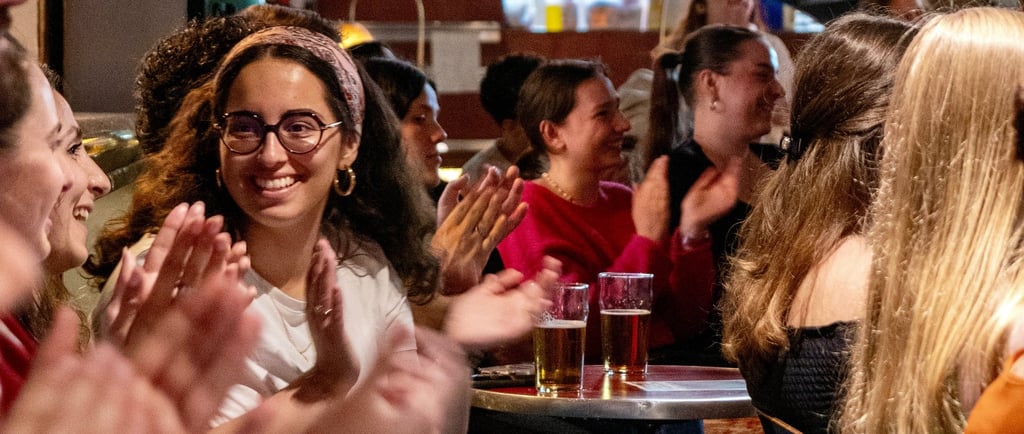 employée qui rigole passant un bon moment devant du stand-up
