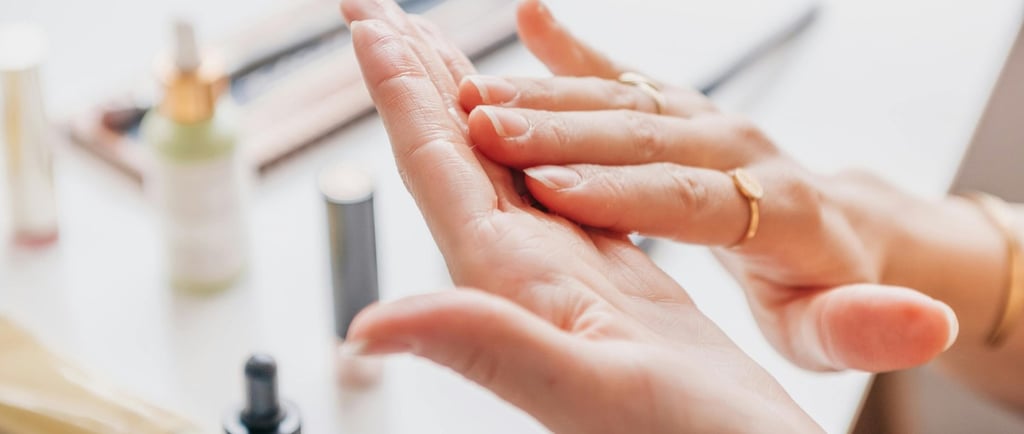 Mujer cuidando sus uñas y pestañas en invierno, consejos de Glamour Beauty Salon Móstoles.