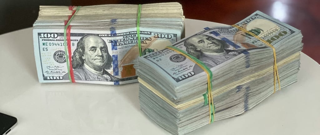Imagem de cédulas de dólar em meio à queda da moeda e alta da bolsa em 16 de junho de 2025
