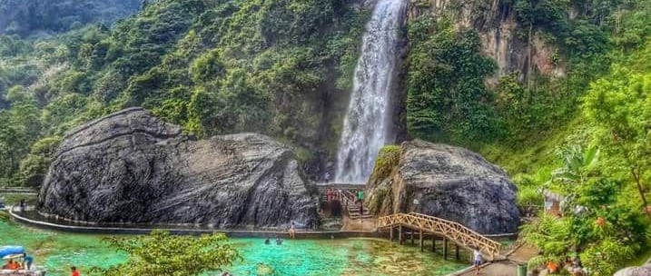 Air terjun Curug Bidadari setinggi 55 meter mengalir deras di Sentul Paradise Park, dikelilingi bebatuan besar dan jembatan i