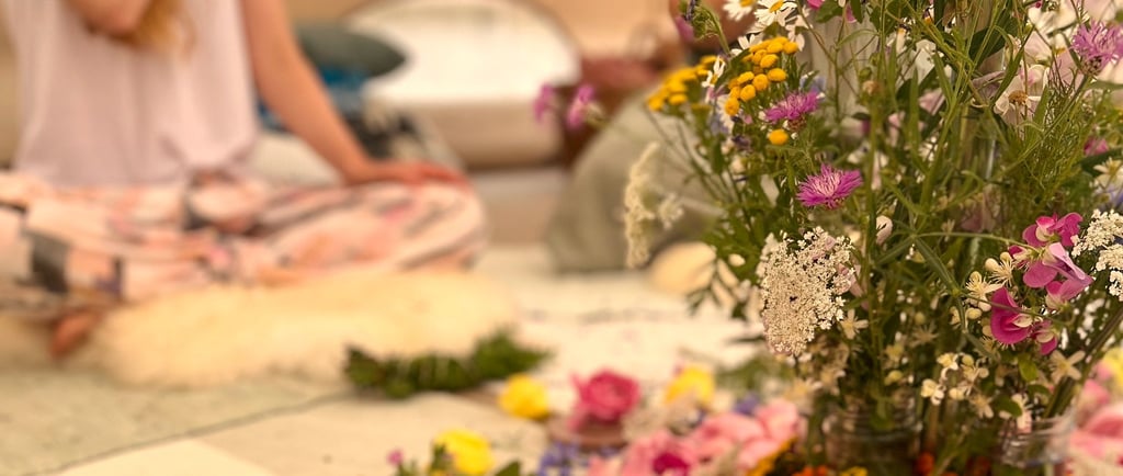 femmes assises dans un cercle de femmes