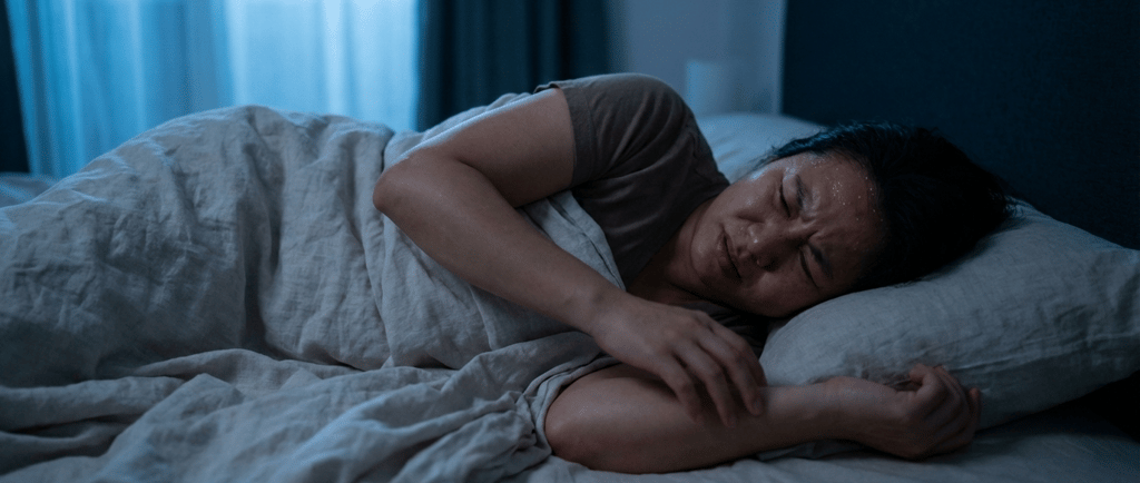 Pessoa tentando dormir desconfortável com o calor