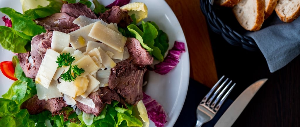 Frischer Roastbeef-Salat mit Parmesanspänen – Professionelle Food-Fotografi