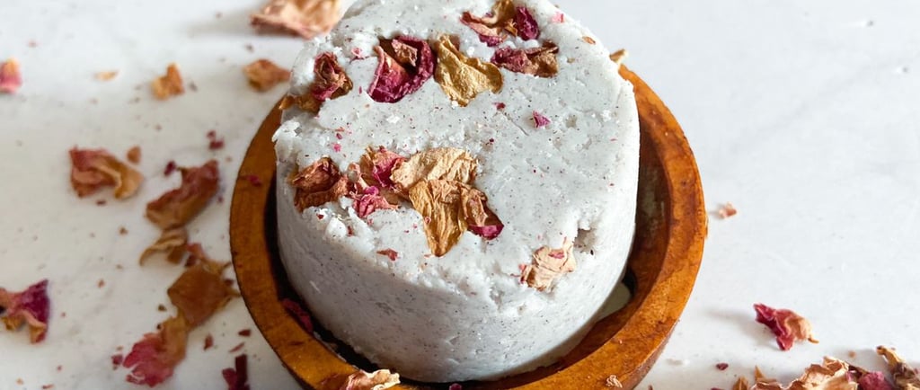 shampoo solido con rosas en fondo blanco