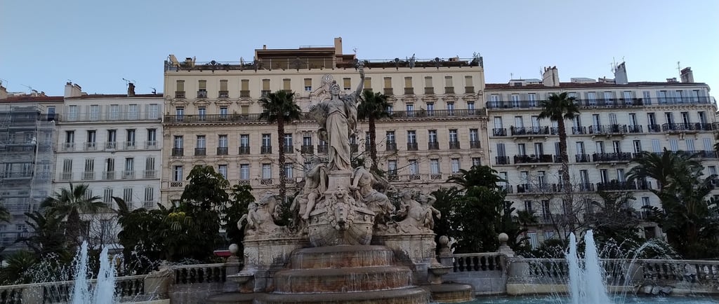 Fontaine liberté place avec immeubles, convention de divorce par acte d'avocat toulon