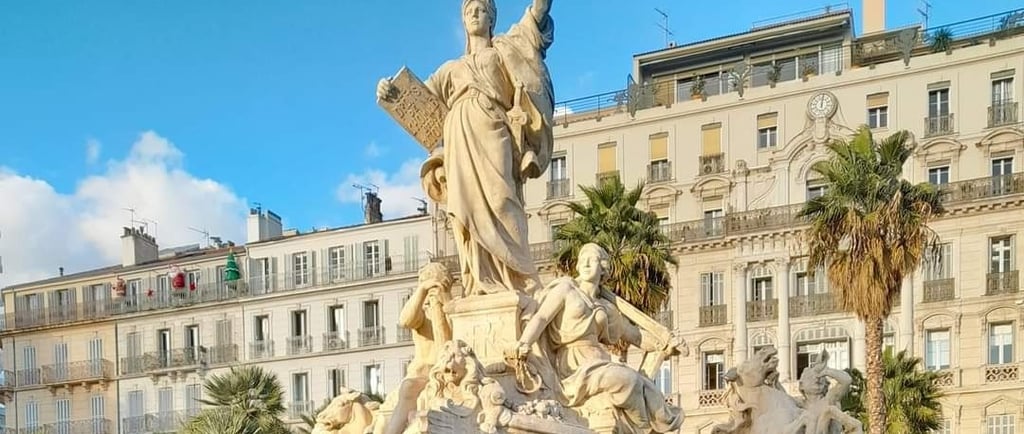 statue liberté, fontaine de la place de la liberté à toulon avec immeubles haussmanniens à l'arrière