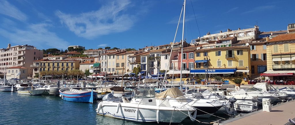 private tour Cassis harbor marina colorful village