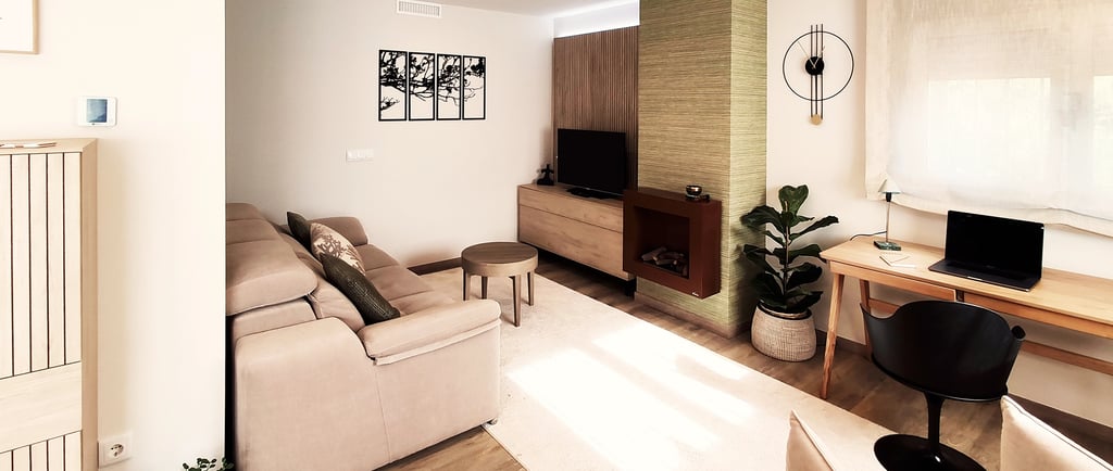 Salón pequeño con chimenea eléctrica y panelado ranurado en mueble TV