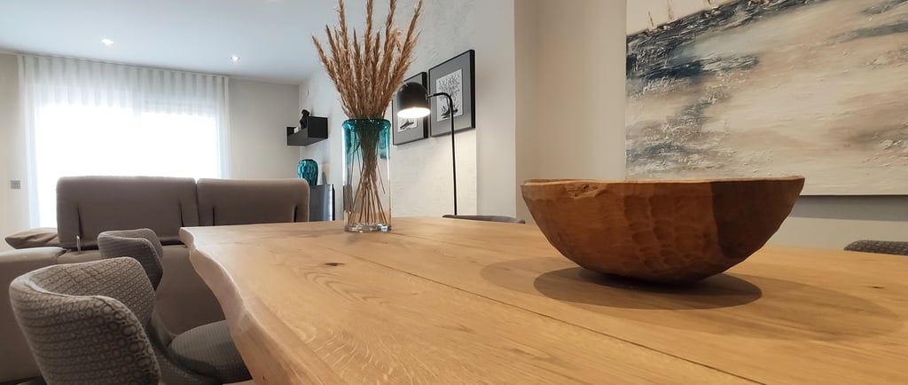 Mesa de madera natural para salón de estilo wabi-sabi